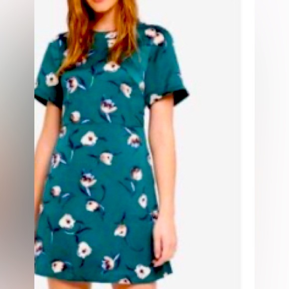 Banana Republic Dresses & Skirts - Gorgeous Banana Republic floral dress in Emerald Green floral print. Size 6